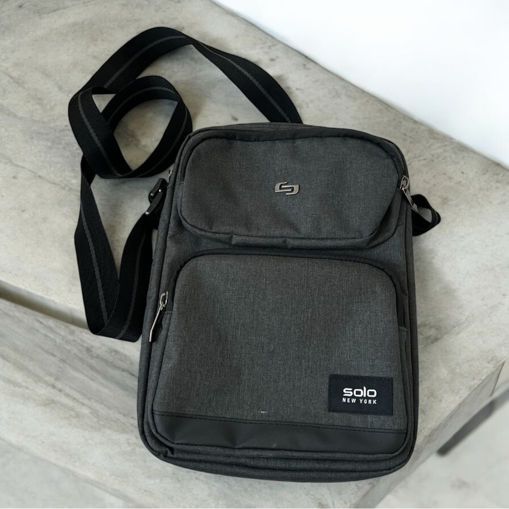 ▪️SOLO NEW YORK: Men’s charcoal sling travel bag w/compartments▪️